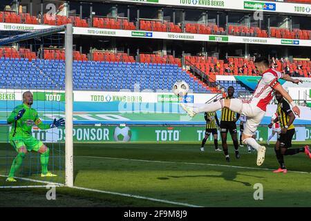 ROTTERDAM, PAYS-BAS - AVRIL 18 : gardien de but Remko Pasveer de vitesse, Dusan Tadic d'Ajax lors du match final de la coupe hollandaise entre Ajax et vitesse Banque D'Images