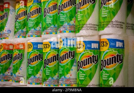 New York, États-Unis. 22 janvier 2019. Rouleaux d'essuie-tout Procter & Gamble's Bounty dans un supermarché de New York le mardi 22 janvier 2019. (Photo de Richard B. Levine) crédit: SIPA USA/Alay Live News Banque D'Images