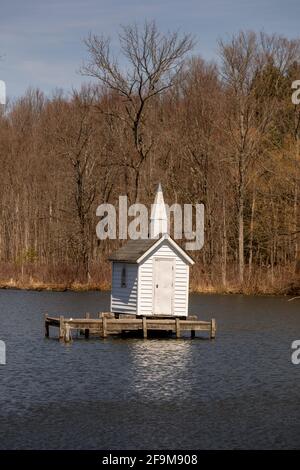 Cross Island Chapel, Oneida, NY, construit en 1989 et situé au milieu d'un étang, est considéré comme la plus petite église du monde. Banque D'Images