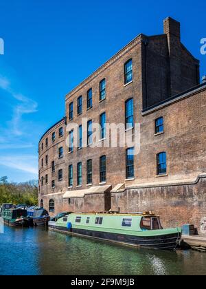 Regents Canal Granary Square Kings Cross London - reconcrement de bâtiments historiques en bordure de canalside à Coal Drops Yard King's Cross, Londres Banque D'Images