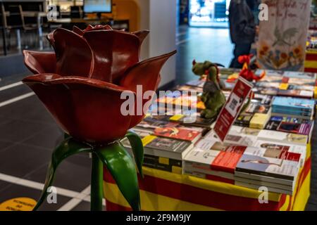 Barcelone, Espagne. 19 avril 2021. Une grande rose en plastique rouge représentant le festival Sant Jordi est vue à la librairie FNAC de la Plaza Catalunya.les librairies de Barcelone sont préparées pour le festival traditionnel de la Journée Sant Jordi ou la Journée internationale du livre du 23 avril, Qui cette année sera touchée par les restrictions de capacité dues à la pandémie de Covid. (Photo par Paco Freire/SOPA Images/Sipa USA) crédit: SIPA USA/Alay Live News Banque D'Images