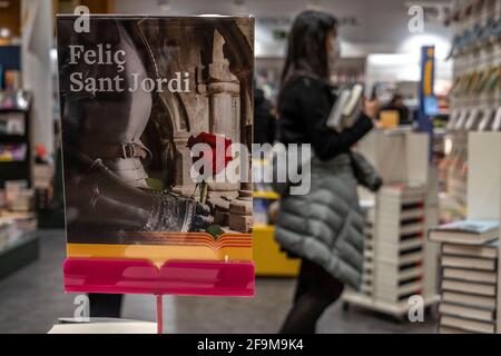 Barcelone, Espagne. 19 avril 2021. Une bonne affiche de la Journée Sant Jordi est vue à la librairie Casa del Ligo sur Passeig de Gràcia.les librairies de Barcelone sont préparées pour le festival traditionnel de la Journée Sant Jordi ou la Journée internationale du livre du 23 avril, Qui cette année sera touchée par les restrictions de capacité dues à la pandémie de Covid. (Photo par Paco Freire/SOPA Images/Sipa USA) crédit: SIPA USA/Alay Live News Banque D'Images