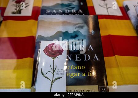 Barcelone, Espagne. 19 avril 2021. Un panneau latéral à l'occasion de la Journée de Sant Jordi est vu à la librairie Casa del Ligo sur Passeig de Gràcia.les librairies de Barcelone sont préparées pour le festival traditionnel de la Journée de Sant Jordi ou la Journée internationale du livre du 23 avril, Qui cette année sera touchée par les restrictions de capacité dues à la pandémie de Covid. (Photo par Paco Freire/SOPA Images/Sipa USA) crédit: SIPA USA/Alay Live News Banque D'Images