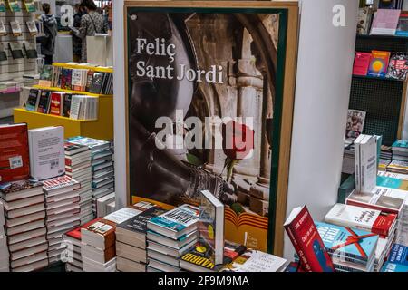 Barcelone, Espagne. 19 avril 2021. Une bonne affiche de la Journée Sant Jordi est vue à la librairie Casa del Ligo sur Passeig de Gràcia.les librairies de Barcelone sont préparées pour le festival traditionnel de la Journée Sant Jordi ou la Journée internationale du livre du 23 avril, Qui cette année sera touchée par les restrictions de capacité dues à la pandémie de Covid. (Photo par Paco Freire/SOPA Images/Sipa USA) crédit: SIPA USA/Alay Live News Banque D'Images