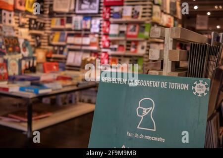 Barcelone, Espagne. 19 avril 2021. Un avis recommandant l'hygiène et la sécurité sanitaire est vu à la librairie la Central à Ciutat Vella.les librairies de Barcelone sont préparées pour le festival traditionnel de la Journée Sant Jordi ou la Journée internationale du livre du 23 avril, Qui cette année sera touchée par les restrictions de capacité dues à la pandémie de Covid. (Photo par Paco Freire/SOPA Images/Sipa USA) crédit: SIPA USA/Alay Live News Banque D'Images