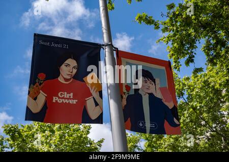 Barcelone, Espagne. 19 avril 2021. Des affiches de la campagne d'information municipale pour célébrer le jour de Sant Jordi sont vues à Passeig de Gràcia.les librairies de Barcelone sont préparées pour le festival traditionnel de la Journée de Sant Jordi ou la Journée internationale du livre du 23 avril, Qui cette année sera touchée par les restrictions de capacité dues à la pandémie de Covid. (Photo par Paco Freire/SOPA Images/Sipa USA) crédit: SIPA USA/Alay Live News Banque D'Images