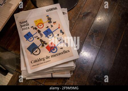 Barcelone, Espagne. 19 avril 2021. L'édition informative des nouvelles éditoriales de la Journée de Sant Jordi est vue à la librairie la Central à Ciutat Vella.les librairies de Barcelone sont préparées pour le festival traditionnel de la Journée de Sant Jordi ou la Journée internationale du livre du 23 avril, Qui cette année sera touchée par les restrictions de capacité dues à la pandémie de Covid. (Photo par Paco Freire/SOPA Images/Sipa USA) crédit: SIPA USA/Alay Live News Banque D'Images