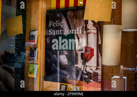 Barcelone, Espagne. 19 avril 2021. Une affiche Sant Jordi heureuse est vue à l'côtéde la librairie Casa del Ligo sur Passeig de Gràcia.les librairies de Barcelone sont préparées pour le festival traditionnel de la Journée Sant Jordi ou la Journée internationale du livre du 23 avril, Qui cette année sera touchée par les restrictions de capacité dues à la pandémie de Covid. (Photo par Paco Freire/SOPA Images/Sipa USA) crédit: SIPA USA/Alay Live News Banque D'Images