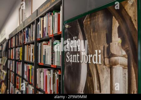 Barcelone, Espagne. 19 avril 2021. Une affiche souhaitant heureux Sant Jordi est vu à la librairie Casa del Libro sur Rambla de Catalunya.les librairies de Barcelone sont préparées pour le festival traditionnel de la Journée Sant Jordi ou la Journée internationale du livre du 23 avril, Qui cette année sera touchée par les restrictions de capacité dues à la pandémie de Covid. (Photo par Paco Freire/SOPA Images/Sipa USA) crédit: SIPA USA/Alay Live News Banque D'Images