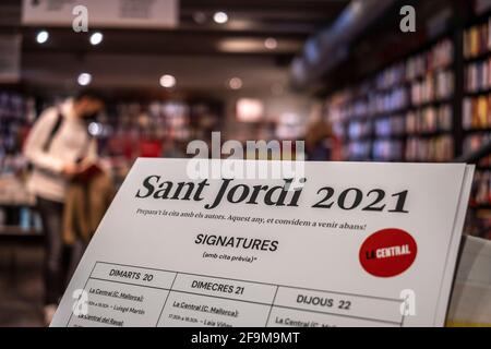 Barcelone, Espagne. 19 avril 2021. L'annonce des jours et des heures de rendez-vous avec les auteurs pour la signature des copies est vu à la librairie la Central à Ciutat Vella.les librairies de Barcelone sont préparées pour le festival traditionnel de Sant Jordi Day ou la Journée internationale du livre du 23 avril, Qui cette année sera touchée par les restrictions de capacité dues à la pandémie de Covid. (Photo par Paco Freire/SOPA Images/Sipa USA) crédit: SIPA USA/Alay Live News Banque D'Images