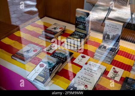 Barcelone, Espagne. 19 avril 2021. Un panneau latéral à l'occasion de la Journée de Sant Jordi est vu à la librairie Casa del Ligo sur Passeig de Gràcia.les librairies de Barcelone sont préparées pour le festival traditionnel de la Journée de Sant Jordi ou la Journée internationale du livre du 23 avril, Qui cette année sera touchée par les restrictions de capacité dues à la pandémie de Covid. (Photo par Paco Freire/SOPA Images/Sipa USA) crédit: SIPA USA/Alay Live News Banque D'Images