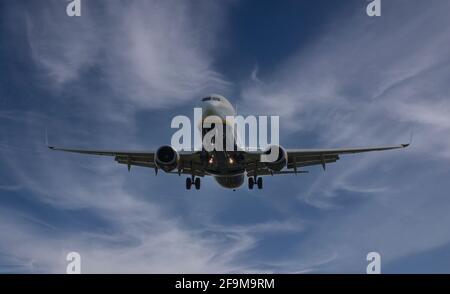 Ryan Air Boeing 737-800 transport à l'atterrissage Banque D'Images