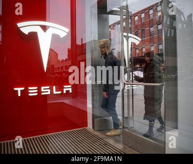 New York, États-Unis. 16 décembre 2017. Visiteurs curieux de la toute nouvelle salle d'exposition Tesla Motors dans le quartier de Meatpacking à New York le samedi 16 décembre 2017. (Photo de Richard B. Levine) crédit: SIPA USA/Alay Live News Banque D'Images