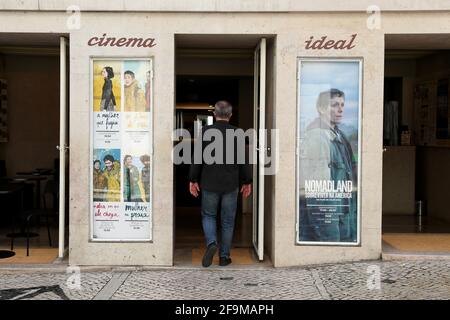 Lisbonne, Portugal. 19 avril 2021. Un homme entre dans l'IDÉAL de cinéma rouvert à Lisbonne, Portugal, le 19 avril 2021. Le Portugal commence la troisième phase du déverrouillage de COVID-19 lundi avec la réouverture des écoles secondaires, des universités, des cinémas, des centres commerciaux et des zones intérieures de restaurants rouverts dans la grande majorité du Portugal continental mais des règles plus strictes resteront en place dans les municipalités où les taux de transmission restent élevés. Crédit : Pedro Fiuza/ZUMA Wire/Alay Live News Banque D'Images