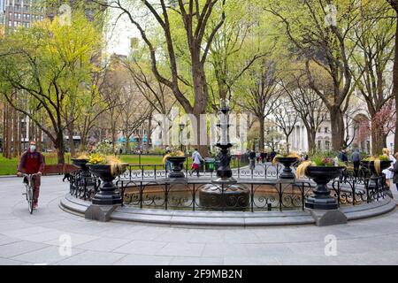 New York, NY, Etats-Unis - 19 avril 2021 : Fontaine du Madison Square Park entourée de bols contenant des plantes Banque D'Images