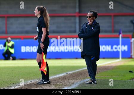 Crawley, Royaume-Uni. 18 avril 2021. Brighton et Hove albion Manager, Hope Powell, lors du quatrième tour de la coupe des femmes de la FA, entre Brighton & Hove Albion Women et Bristol City Women au People's Pension Stadium, le 18 avril 2021 à Crawley, au Royaume-Uni. (Photo de Jeff Mood/phcimages.com) Credit: PHC Images/Alamy Live News Banque D'Images