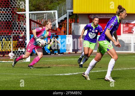 Crawley, Royaume-Uni. 18 avril 2021. Sophie Baggaley de Bristol City récolte le ballon lors du match de quatrième tour de la FA Women's Cup entre Brighton & Hove Albion Women et Bristol City Women au People's Pension Stadium le 18 avril 2021 à Crawley, au Royaume-Uni. (Photo de Jeff Mood/phcimages.com) Credit: PHC Images/Alamy Live News Banque D'Images