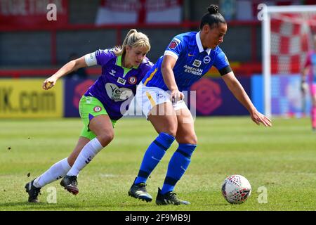 Crawley, Royaume-Uni. 18 avril 2021. Rianna Jarrett, de Brighton et Hove Albion, a mis le ballon à l'épreuve lors du match de quatrième tour de la FA Women's Cup entre Brighton & Hove Albion Women et Bristol City Women au People's Pension Stadium, le 18 avril 2021 à Crawley, au Royaume-Uni. (Photo de Jeff Mood/phcimages.com) Credit: PHC Images/Alamy Live News Banque D'Images