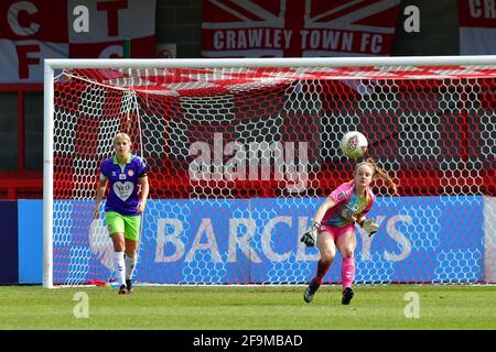 Crawley, Royaume-Uni. 18 avril 2021. Sophie Baggaley de Bristol City récolte le ballon lors du match de quatrième tour de la FA Women's Cup entre Brighton & Hove Albion Women et Bristol City Women au People's Pension Stadium le 18 avril 2021 à Crawley, au Royaume-Uni. (Photo de Jeff Mood/phcimages.com) Credit: PHC Images/Alamy Live News Banque D'Images