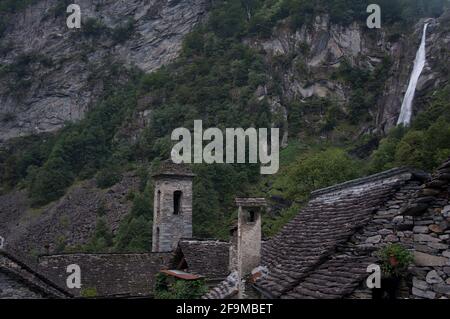 Foroglio, eines der schönsten Dörfer der Schweiz, mit seinem berühmten Wasserfall Banque D'Images