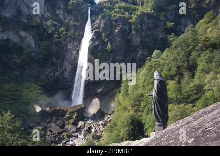 Foroglio, eines der schönsten Dörfer der Schweiz, mit seinem berühmten Wasserfall Banque D'Images