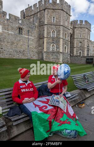 Couple gallois assistant à l'enterrement royal britannique à Windsor: L'édification de l'enterrement du duc d'Édimbourg à Windsor, Berkshire, Angleterre, Royaume-Uni Banque D'Images