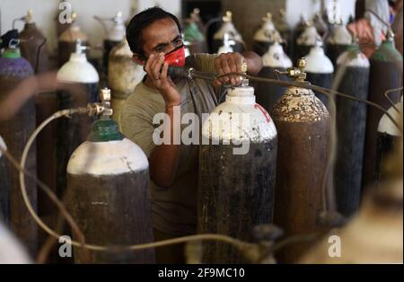 Prayagraj, Inde. 19 avril 2021. Un travailleur remplit les bouteilles d'oxygène utilisées dans les hôpitaux COVID-19, à Prayagraj, dans l'État d'Uttar Pradesh, dans le nord de l'Inde, le 19 avril 2021. Le chiffre COVID-19 de l'Inde a dépassé la barre des 15 millions, atteignant 15,061,919, lundi, a révélé les dernières données du ministère fédéral de la Santé. Il y a eu une augmentation de 273,810 cas de COVID-19 au cours des 24 dernières heures. C'est le troisième jour consécutif où le pays a été témoin d'un pic d'un jour de plus de 250,000 nouveaux cas. Credit: STR/Xinhua/Alay Live News Banque D'Images