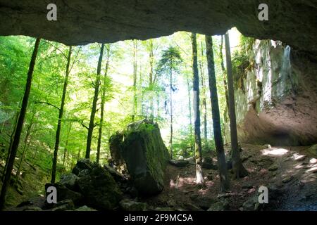 Bief de Vautenaivre: Faszinierender Talkessel mit Wasserfall im Schweizer Jura Banque D'Images