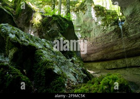 Bief de Vautenaivre: Faszinierender Talkessel mit Wasserfall im Schweizer Jura Banque D'Images