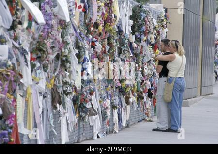 Oklahoma City, OK, États-Unis. 18 avril 2021. Les visiteurs se promènent à travers le site commémoratif du centre-ville d'Oklahoma City le 2001 juillet à la mémoire des 168 personnes tuées lors de l'attentat à la bombe contre l'édifice fédéral de Murrah le 19 avril 1995. Crédit : Bob Daemmrich/ZUMA Wire/Alay Live News Banque D'Images