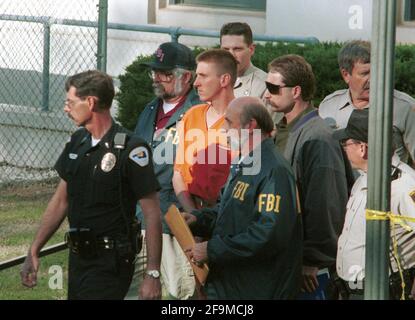 Oklahoma City, OK, États-Unis. 17 avril 2001. Le présumé bombardier de la ville d'Oklahoma TIMOTHY MCVEIGH, 27 ans, est dirigé par les forces de l'ordre à partir du palais de justice du comté de Noble à Perry, Oklahoma, le 21 avril 1995, après son arrestation dans le bombardement de l'édifice fédéral de Murrah deux jours plus tôt. McVeigh a été mis à mort le 11 juin 2001 après avoir été reconnu coupable du crime. Crédit : Bob Daemmrich/ZUMA Wire/Alay Live News Banque D'Images