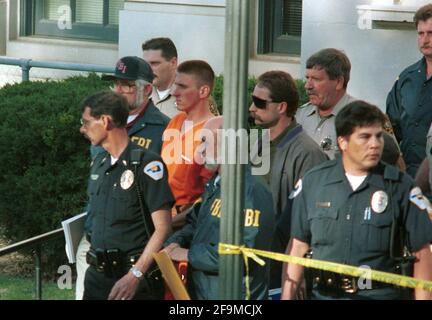 Oklahoma City, OK, États-Unis. 17 avril 2001. Le présumé bombardier de la ville d'Oklahoma TIMOTHY MCVEIGH, 27 ans, est dirigé par les forces de l'ordre à partir du palais de justice du comté de Noble à Perry, Oklahoma, le 21 avril 1995, après son arrestation dans le bombardement de l'édifice fédéral de Murrah deux jours plus tôt. McVeigh a été mis à mort le 11 juin 2001 après avoir été reconnu coupable du crime. Crédit : Bob Daemmrich/ZUMA Wire/Alay Live News Banque D'Images