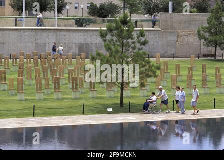 Oklahoma City, OK, États-Unis. 18 avril 2021. Les visiteurs se promènent à travers le site commémoratif du centre-ville d'Oklahoma City le 2001 juillet à la mémoire des 168 personnes tuées lors de l'attentat à la bombe contre l'édifice fédéral de Murrah le 19 avril 1995. Crédit : Bob Daemmrich/ZUMA Wire/Alay Live News Banque D'Images