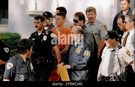 Oklahoma City, OK, États-Unis. 17 avril 2001. Le présumé bombardier de la ville d'Oklahoma TIMOTHY MCVEIGH, 27 ans, est dirigé par les forces de l'ordre à partir du palais de justice du comté de Noble à Perry, Oklahoma, le 21 avril 1995, après son arrestation dans le bombardement de l'édifice fédéral de Murrah deux jours plus tôt. McVeigh a été mis à mort le 11 juin 2001 après avoir été reconnu coupable du crime. Crédit : Bob Daemmrich/ZUMA Wire/Alay Live News Banque D'Images