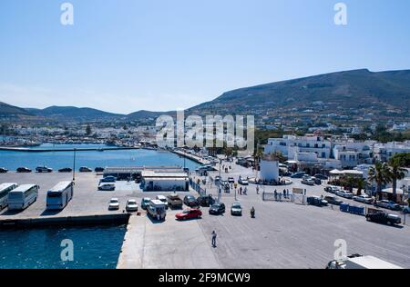 Port de Parikia, Paros - Grèce - juin 7 2009 : vue panoramique sur les quais très fréquentés comme avec les véhicules et les passagers attendant de monter à bord des ferries ski bleu Banque D'Images