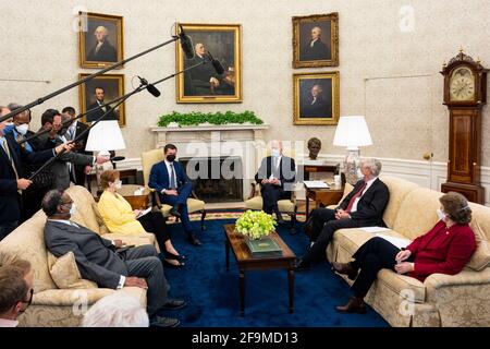 Les États-Unis font des remarques lors d'une réunion avec un groupe bipartisan de membres du Congrès pour discuter des investissements historiques dans le Plan de l'emploi américain, dans le Bureau ovale de la Maison Blanche à Washington, DC, lundi, avril 19, 2021. Photo de gauche à droite : le représentant AMÉRICAIN Emanuel Cleaver (démocrate du Missouri), le représentant américain Kay Granger (républicain du Texas), le secrétaire américain aux Transports Pete Buttigieg, le président Biden, le sénateur américain Angus King, Jr. (Indépendant du Maine) et le sénateur américain Jeanne Shaheen (démocrate du New Hampshire). Doug Mills/Pool via CNP | utilisation monde Banque D'Images