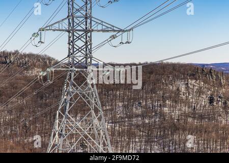 Gros plan de la photographie d'une tour de télécommunication, fournissant des services de communication 3G et 4G au sommet d'une montagne enneigée. Banque D'Images