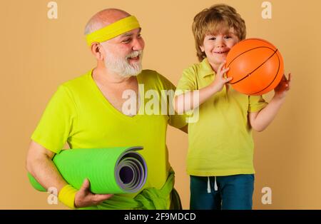 La famille Sportive. Entraînement grand-père et petit-fils. Activité physique et sport pour les enfants. Banque D'Images