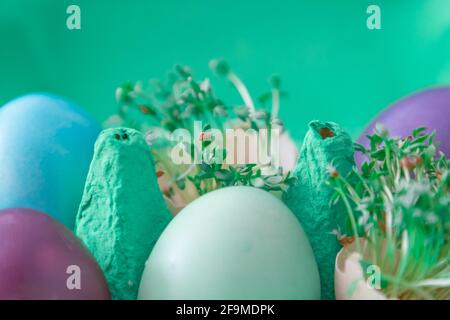 Boîte de cadeau décorative à motif oeuf de pâques fait main avec œufs et cresson. Magnifique décoration panier d'esternest avec coquilles d'œufs peintes pour la célébration. Charmant Banque D'Images