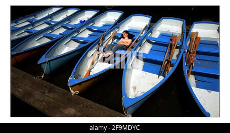 Un été magnifique... Prendre le soleil en attendant les clients James Maudin à Henley sur Thames.pic David Sandison 27/5/2005 Banque D'Images