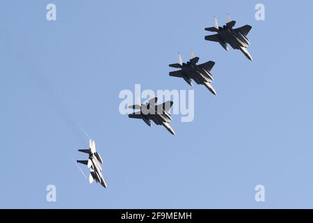 Quatre navires de F-15C du 493e Escadron de chasseurs sur le break au-dessus de RAF Lakenheath. Banque D'Images