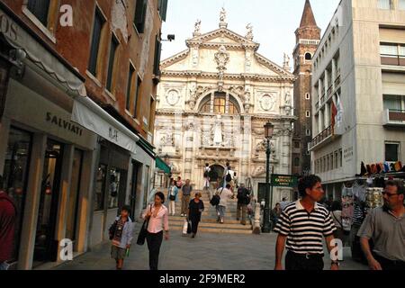 Venise, Italie. Les gens en face de Chiesa di San Moisè, une église romano-catholique vieille de plusieurs siècles. Banque D'Images