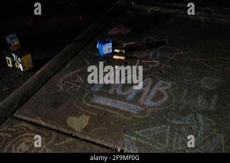 Brooklyn Center, Minnesota, États-Unis. 18 avril 2021. Chalk décrit ''ACAB'' sur le trottoir à l'extérieur du service de police du centre de Brooklyn le 17 avril 2020. Les manifestations se sont poursuivies pour la septième nuit consacrée devant le service de police du Brooklyn Center, après que l'ancien officier Kim porter ait tué Daunte Wright, 20 ans, dans un arrêt de circulation. Crédit : Dominick Sokotooff/ZUMA Wire/Alamy Live News Banque D'Images