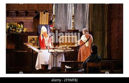 Messe pour le Pape malade à Westminster Cathederal à Londres.pic David Sandison 1/4/2005 Banque D'Images