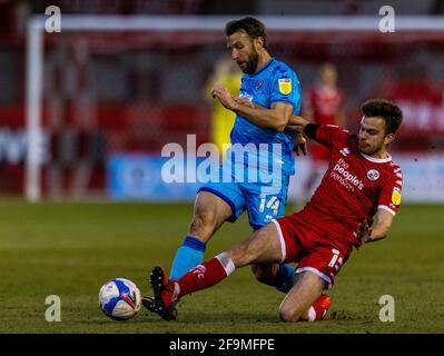 Andy Williams (à gauche) de Cheltenham Town et Archie Davies, de Crawley Town, se battent pour le ballon lors du match Sky Bet League Two au People's Pension Stadium, Crawley. Date de la photo: Vendredi 16 avril 2021. Banque D'Images