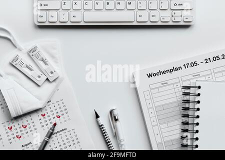 Retour à l'école ou à l'université avec des tests de coronavirus express. Deux tests rapides d'antigène covid, calendrier avec dates marquées, masque pp2, calendrier scolaire Banque D'Images