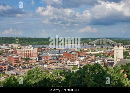 Vue panoramique sur la ville de Dubuque avec le Mississippi et le pont Banque D'Images