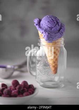 crème glacée aux myrtilles sur marbre blanc dans un vase en verre Banque D'Images