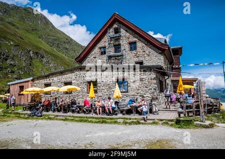 Autriche. Cette image est celle des Alpes de Stubai, dans la vallée de Stubaital, dans le Tyrol autrichien, non loin de la ville d'Innsbruck. L'image ici est du club alpin autrichien, OeAV, refuge de cabane de montagne Franz Senn, nommé d'après le Priest local Franz Senn qui est reconnu comme le fondateur des clubs alpins d'Autriche OeAV, DAV allemand et Alpenverein Sud Tyrol AVS. La cabane est située à la tête de la vallée de l'Oberbergtal, près de la ville de Neustift. Banque D'Images