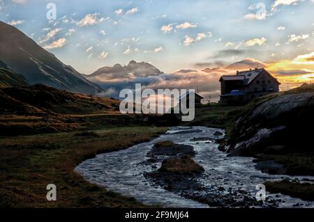 Autriche. Cette image est celle des Alpes de Stubai, dans la vallée de Stubaital, dans le Tyrol autrichien, non loin de la ville d'Innsbruck. L'image ici est du club alpin autrichien, OeAV, refuge de cabane de montagne Franz Senn, nommé d'après le Priest local Franz Senn qui est reconnu comme le fondateur des clubs alpins d'Autriche OeAV, DAV allemand et Alpenverein Sud Tyrol AVS. La cabane est située à la tête de la vallée de l'Oberbergtal, près de la ville de Neustift. Banque D'Images